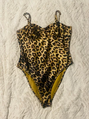 🐆✨ Snygg leopardmönstrad bodysuit ✨🐆 - Trendig och stilren bodysuit med leopardprint – perfekt att matcha med jeans eller kjol för både vardag och fest 😍 Sitter fint på kroppen och är skön att bära 🔥 👚 Märke: SHEIN 📏 Storlek: M Ett måste i garderoben! 💖 💌 Hör av dig vid frågor eller fler bilder