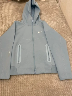 Nike nocta - Stil ren Nike hoddie i en fin blå färg helt ny med lappar kvar passar en s-m