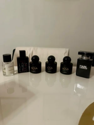 Parfympaket med trendiga dofter - Upptäck ett mixat paket med sex parfymer från Essnce Smokin' Hot 40% kvar Replay 95% kvar tre olika Nova Scents Liquore (angels share), Bourbonne(tobacco Vanilla), Green Stallion (PDM Greenly) sprayade några gånger men skulle säga 95% fulla och Karl Lagerfeld 75% kvar. Perfekt för dig som vill testa nya dofter och hitta din favorit.