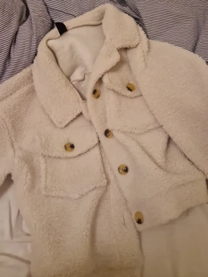 Vit teddyjacka - En vit jacka köpt på plick