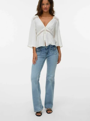 Krämvit blus från VERO MODA - Krämvit blus från vero Moda (obs inte lika vit som det ser ut som på första bilden, kolla sista bilderna för att se riktiga färgen). Blusen är i väldigt bra skick men en av ögglorna för knapprna i mitten av koftan sitter lite löst som syns på bild 5.💕💕