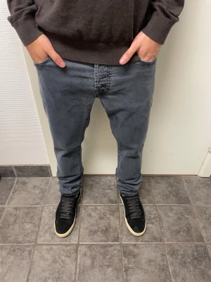 Jacob Cohen jeans - Riktigt snygga grå jeans från Jacob Cohen. Modellen är 622 C. De är i väldigt bra skick. Modellen på bilden är 173cm, 64kg. Pris kan diskuteras!