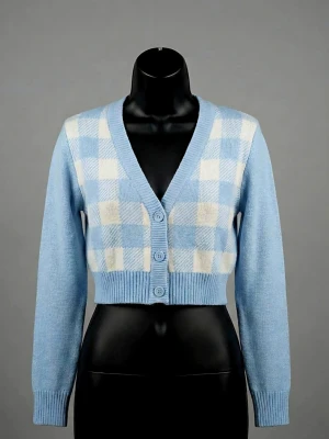 Blå rutig kofta från H&M Divided - Säljer en ljusblå croppad kofta från H&M Divided i storlek S. Koftan har ett rutigt mönster i vitt och blått framtill, långa ärmar och v-ringad hals med knappar. Materialet är mjuk och syntetisk akryl, perfekt för lager på lager under höst och vår.