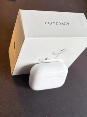 AirPods Pro - Säljer ett par Apple AirPods Pro med originalkartong. Hörlurarna är i gott skick med endast mindre ytliga repor på laddningsetuiet. Fungerar utmärkt och levererar aktiv brusreducering samt hög ljudkvalitet. Perfekt för både musik och samtal. Laddningsindikatorn fungerar.