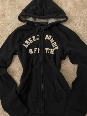 Abercrombie & Fitch Blue Zip-Up Vintage Hoodie - I väldigt bra skick, storlek M passar S också 🫶🏻