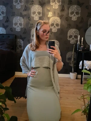 Ljusgrön axelbandslös långklänning Vila - Säljer en ljusgrön axelbandslös långklänning från Vila. Klänningen har en snygg omlottliknande volang upptill och är figurnära med ett mjukt, flowy tyg. Perfekt för sommarens alla tillfällen. Supersnygg och enkel att styla med accessoarer!