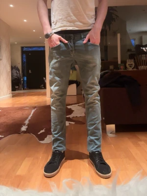 Dondup George stl 32 - Dondup George ljusblå med några små slitningar. Stl 32 hör av dig vid mer funderingar eller bilder!