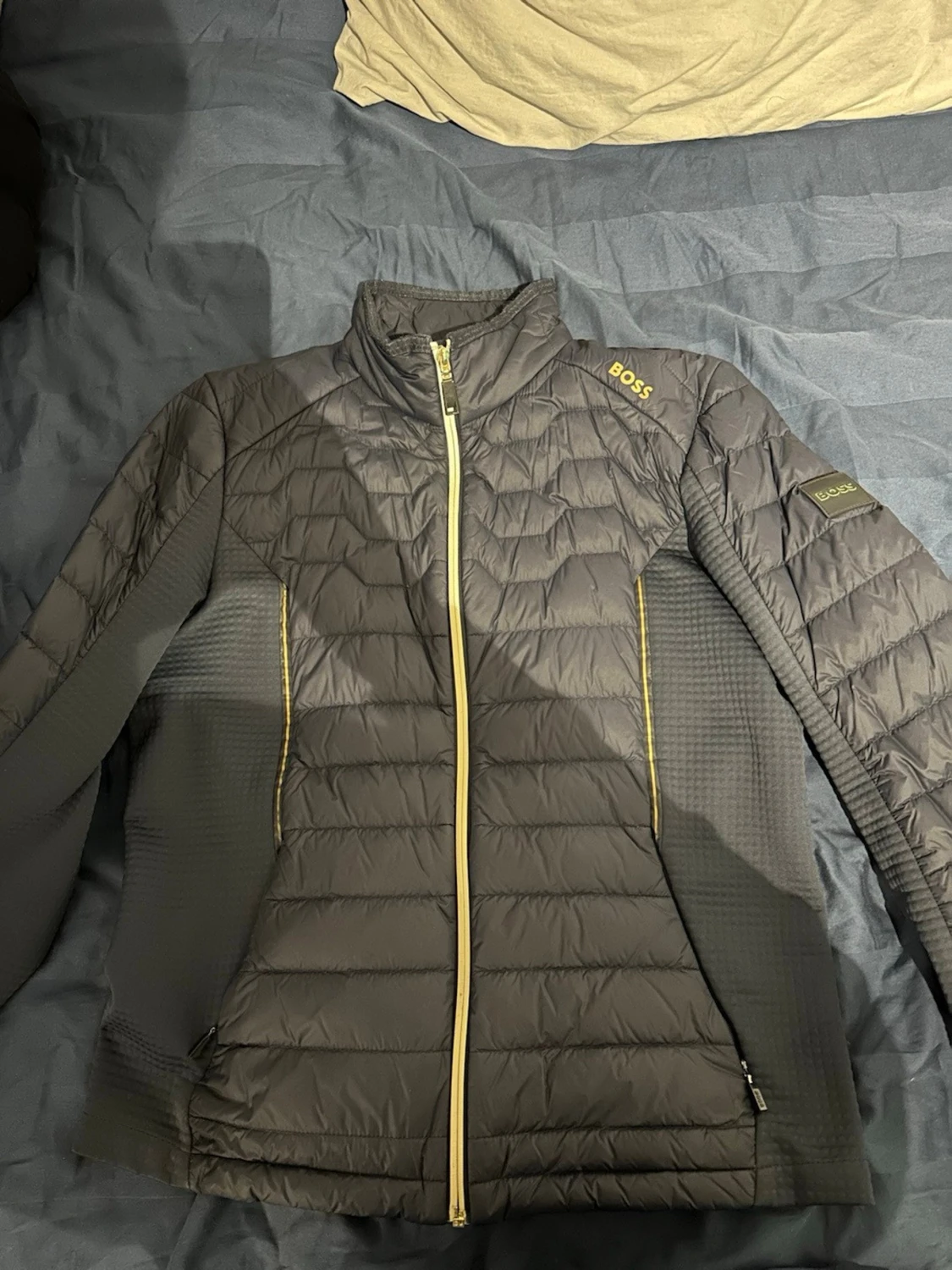 Svart dunjacka från BOSS med gul dragkedja