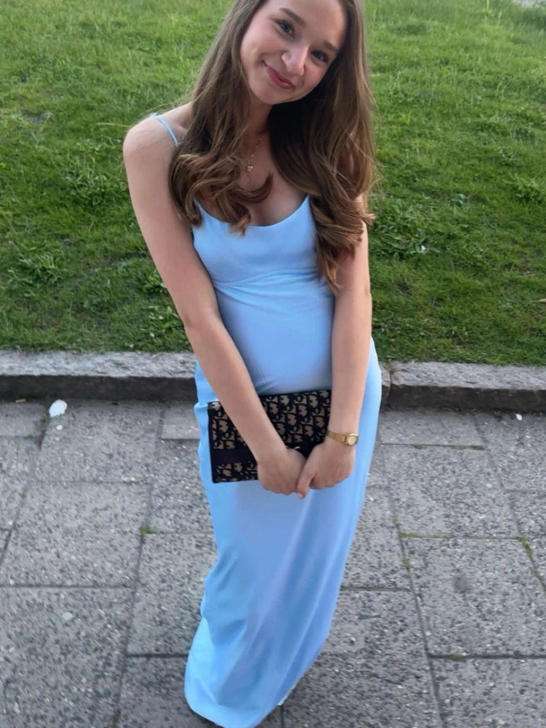 Ljusblå långklänning med öppen rygg