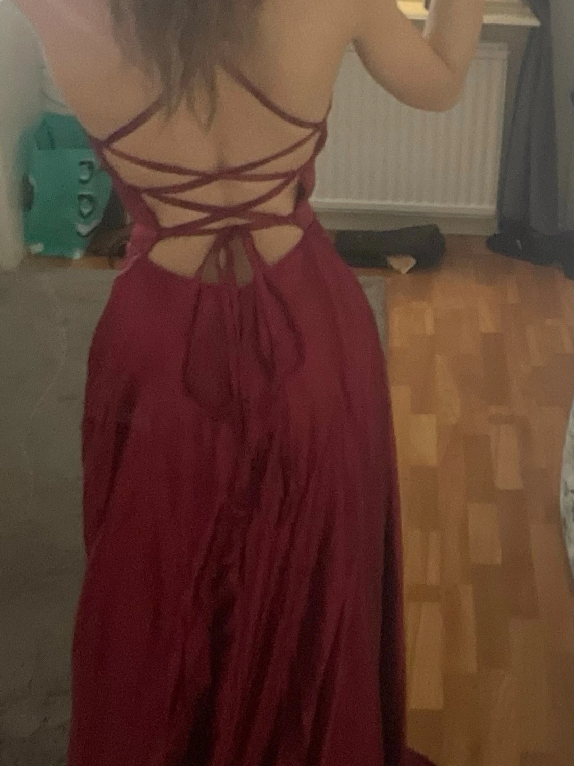 Vinröd balklänning med öppen rygg - 2