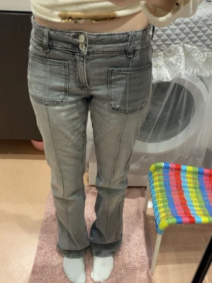 Låg/mid waist gråa jeans från Gina Tricot - Säljer ett par grå jeans från Gina Tricot i storlek 164. De står att de är lågmidjade men känns som midwaist. Säljer pga att ja ej gillar färgen 🩶
