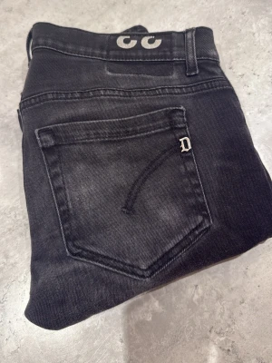 Dondup jeans - Riktigt snygga dondups med najs märken efter användning. W33. Om man köper flera jeans får man bättre pris. 