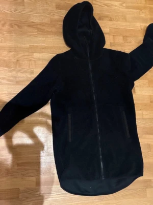 Svart pilejacka  - Svart pilejacka från stadium, storlek S. Lite längre modell