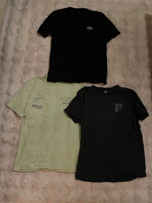 3-pack t-shirts från H&M och 157 - Säljer tre t-shirts i storlek S. En svart t-shirt från H&M med tryck fram och bak, en ljusbeige t-shirt från H&M med grafiskt tryck och en svart t-shirt från 157 med texten 'Luck is on your side' på bröstet. Alla har klassisk passform och är i mjuk bomull.