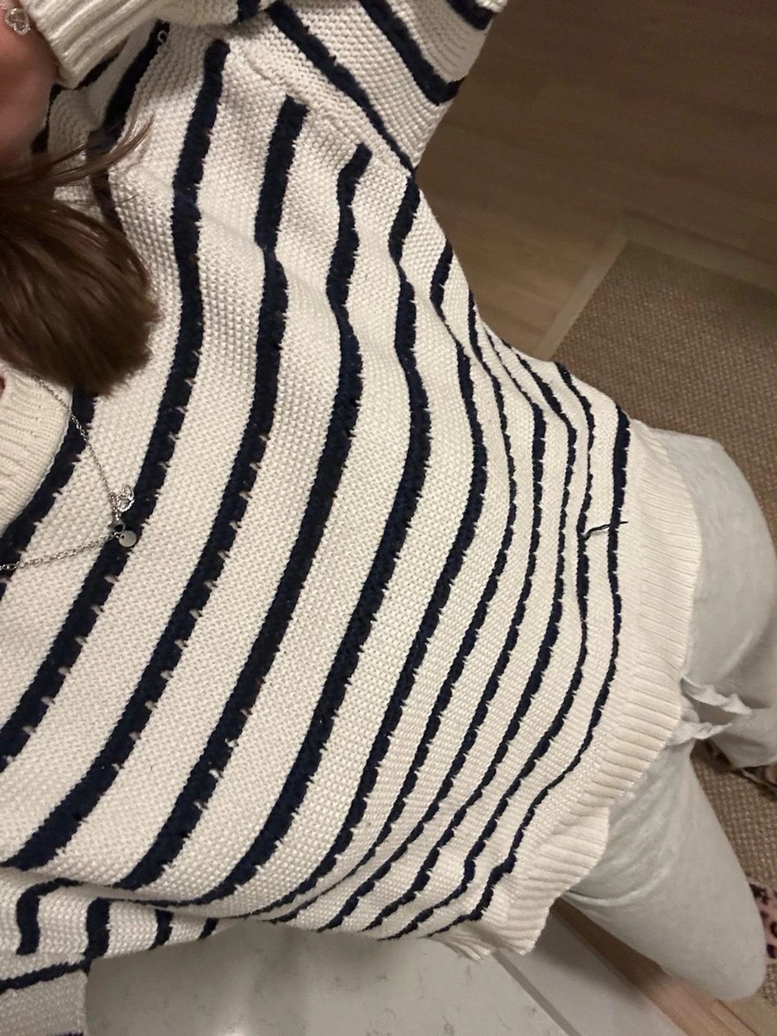 Randig stickad tröja i vitt och marinblått - 2