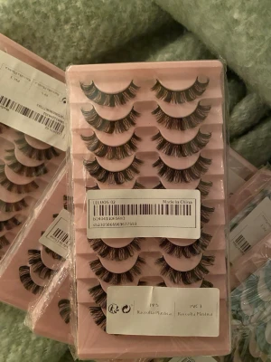 Flera paket lösögonfransar i svart - Säljer 8 paket med svarta lösögonfransar i plastförpackning. Fransarna är fluffiga med en snygg volym, perfekta för att ge ögonen ett extra lyft. Varje paket innehåller flera par. Superenkla att applicera och ger en dramatisk look. Från shein.