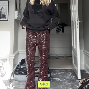 Svin snygga byxor - Säljer nu mina glittriga byxor, slutsålda. 🙏🏼jag har använt dom sparsamt men de är sydda ( tror ett försök för att få de mer low waist), går säkert att sprätta upp