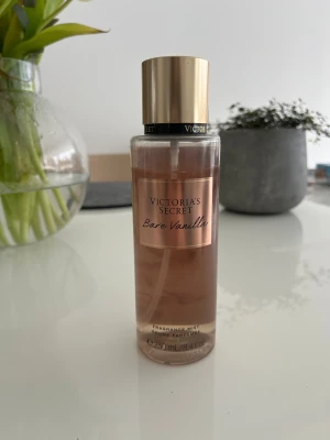 Victoria secret bare vanilla mist  - En parfym mist från Victoria secret i populära doften” bare vanilla ” !! 🍦🍨 Se andra bilden för hur mycket den är använd men ca 90% använd. 💕💕