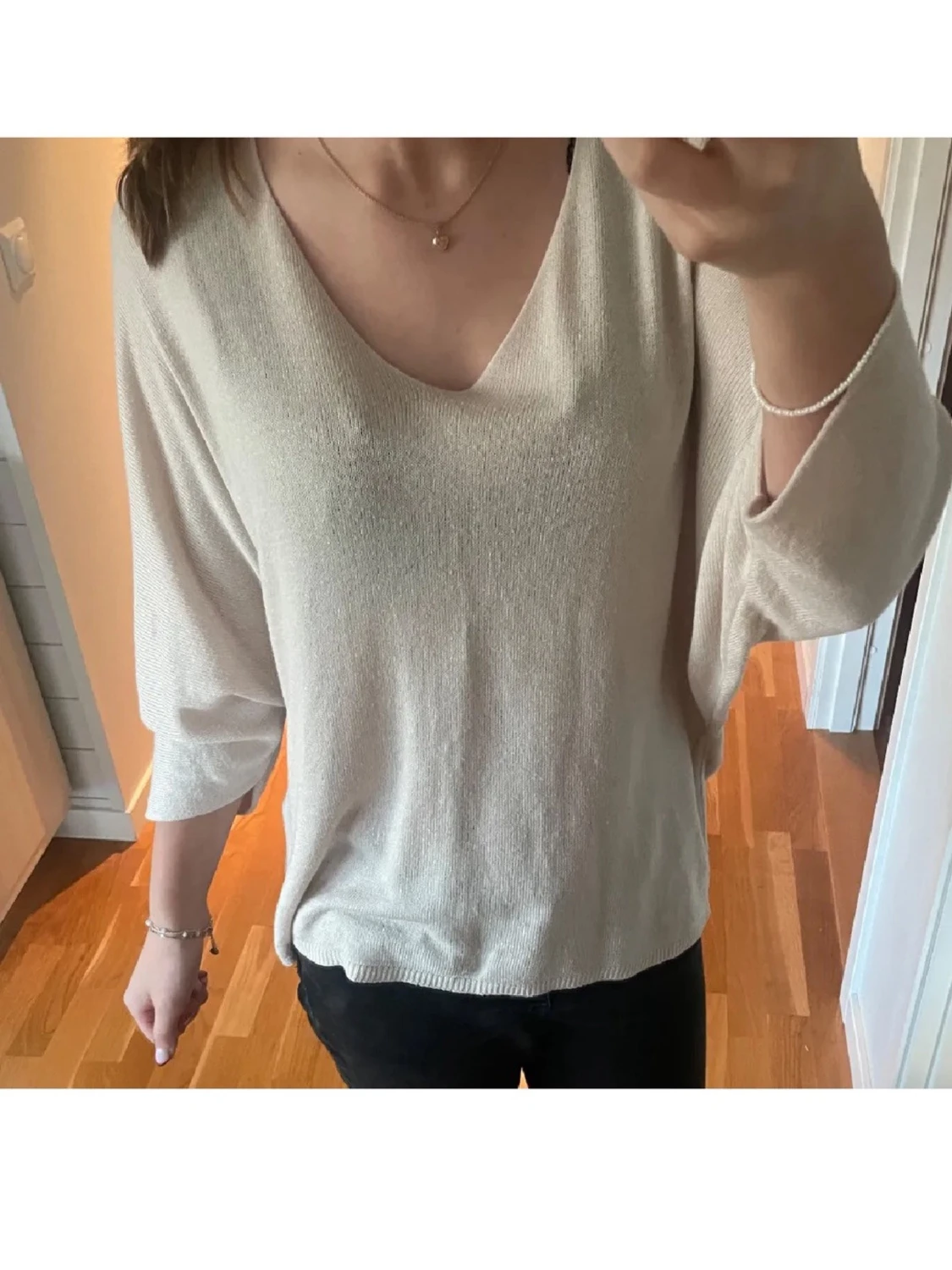 Beige v-ringad blus med trekvartsärm - 1