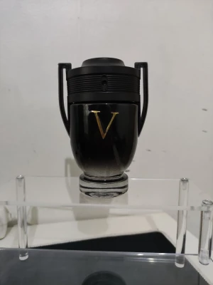 Paco Rabanne parfym - Säljer en Paco Rabanne invictus. Parfymen är helt oanvänd bara sprejad några gånger. Jag fick den som present eftersom jag fyller år snart. Jag har ingen användning av den pågrund av att jag redan har några invictus. Skicka prisförslag och vi får se om jag accepterar! 