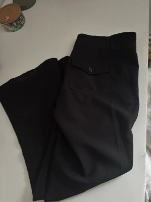 Svarta kostymbyxor Gina Tricot - Säljer ett par svarta kostymbyxor från Gina Tricot i storlek M. Stängs med två knappar och dragkedja framtill.💕💕