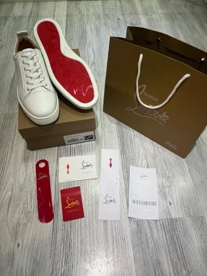 Louboutin skor - Tjenare! Ett par Loubs i färgen vit till salu, skorna är i jättefint skick med inga defekter eller skador. Skorna är endast testade inomhus men tyvärr passade de inte. De är självklart äkta och köpt på deras hemsida. Skorna ingår med tillbehör som finns i annonsen. Hör gärna av dig vid minsta lilla fråga.