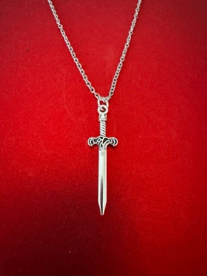Halsband svärd - Halsband som inte är i äkta silver/guld. Kedja är oftast 50cm men kan ibland komma i 45cm. Kedja är rostfritt stål, berlock oftast i zinklegering men kan även det i vissa fall vara rostfritt stål. Be gärna om mått på berlock om detta är viktigt då bilderna är missvisande när det gäller hur stora dom är! 🌹❤️  Allt är nytt även om de kan stå ”mycket bra skick” , detta mest för att Vinted inte ska fundera på varför jag bara har nya saker .  Bud accepteras inte 🥰🌹