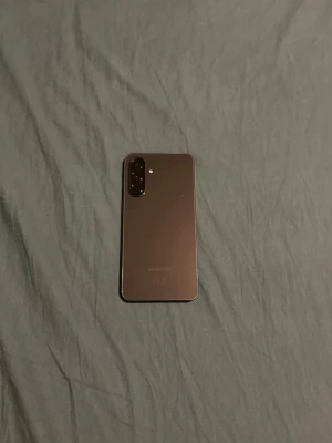 Samsung Galaxy A36 5G – 128 GB – Ny - Säljer en Samsung Galaxy A36 128 GB i nyskick. Telefonen är helt ny och mottagen som förmån från jobbet, men säljs då jag redan har en annan telefon.  Den är i princip oanvänd – endast öppnad, testad kort, laddad och några appar nedladdade. Butikspris idag ligger runt 4 600 kr.  Telefonen fungerar felfritt och är i perfekt skick. Jag har alltid använt skydd på både fram- och baksida.  Obs: Extra skyddsglas sitter monterat. Eventuella märken/sprickor som syns är endast på skyddsglaset