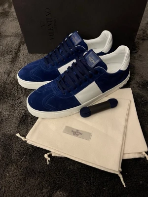 Valentino flycrews  - Helt nya flycrews i storlek 45 med box,dustbags,extra skosnören och mer. Riktigt svåra att få tag på särskilt helt nya, då dom inte säljs längre. När det såldes gick det för 7000kr mitt pris 5300kr Hör av er vid frågor. Mvh Viktor🙌😊