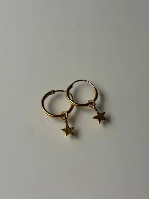 Örhängen med stjärnor  - Söta små örhängen med ⭐️⭐️