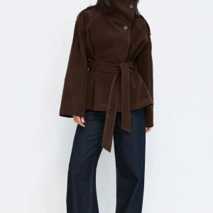 Brun mockajacka med bälte - Säljer en snygg brun jacka från Gina som är slutsåld på hemsidan! Alla lappar är kvar, endast testat 