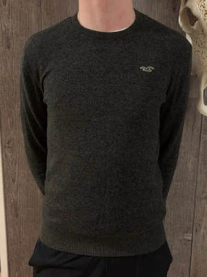 Mörkgrön stickad tröja Hollister S - Mörkgrå stickad tröja från Hollister med rund halsringning och diskret logga broderad på bröstet. 