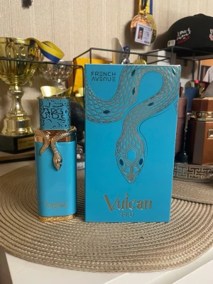 Vulcan Feu  parfym - Vulcan Feu från French Avenue har en unik och lyxig design med gulddetaljer och ormdekor. Perfekt för dig som vill sticka ut. Tillverkad i U.A.E. och levereras i en snygg presentförpackning. Volym och ingredienser framgår ej.