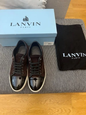 Lanvin skor - Lanvin dbb1! Schyssta vinröda lanvins i storlek 9, passar 43/44. Box samt dustbags medföljer. Grymt skick, knappt använda! Bud från 1799!