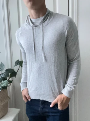 Cashmir/ cashmere hoodie   - Skön hoodie, inga defekter men är lite utöjd vid midjan. Märks knappt av, den är väldigt tun också därav priset. Kom med frågor! Modellen är 180 cm 75 kg och bär storlek M. Vet ej 100% vad cashmir halten är men ligger vid minst 20% 