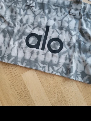 Ny väska från Alo Yoga - Väska från Alo Yoga! Helt ny med lappar kvar.
