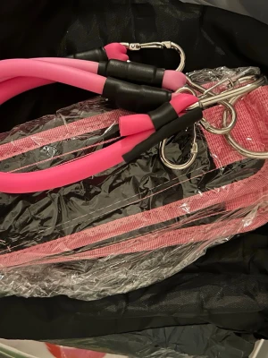 Rosa träningsband  - Det är två rosa ankel band + 3 smala band💕 helt nya 