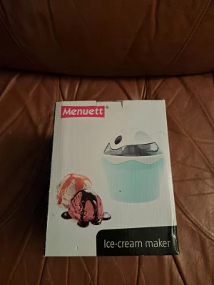 Oanvänd glassmaskin Menuett – i originalkartong - Säljer en **helt ny och oanvänd glassmaskin från Menuett**. Aldrig använd, endast öppnad för att kontrollera innehållet. Levereras i **originalkartong med alla tillbehör**.  Perfekt för att göra egen glass, sorbet eller frozen yoghurt hemma ?? Utmärkt skick – som ny!  **Skick:** Ny / Oanvänd **Märke:** Menuett **Medföljer:** Originalkartong + alla delar enligt förpackning  Vid övriga frågor eller funderingar skicka gärna meddelande.  Kolla gärna in mina andra annonser!