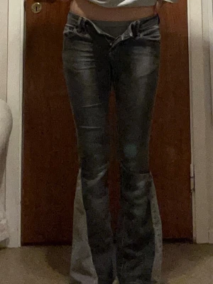 Grå bootcut jeans från ONLY, 28/32 - Säljer ett par grå bootcut jeans från ONLY i storlek 28/32. Jeansen har snyggt slitna detaljer, klassisk femficksdesign och dragkedjor på bakfickorna. Allt material som jag använt för att sy om är begagnat!! Och jag på bilderna är 171!!!!!!!                                            Priset kan diskuteras❤️❤️