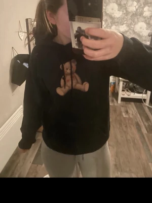 Hoddie med tryck  - Fin svart hoddie med en Björn vid bröstet 