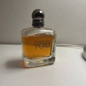 Stronger With You parfym - Säljer en stormfart with you perfym då jag köpt en annan parfym. De är en 100ml flaska och runt 75-85 ml kvar.  Köpt för 1199kr 