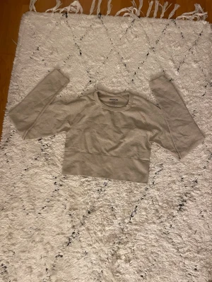 Träningströja från BikBok - Säljer en träningströja ifrån bikbok i storlek XS-S. Tröjan är som ny då den bara är använd ett fåtal gånger.