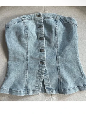 Topp - Topp från H&M! Jätte fin och i bra skick!💕