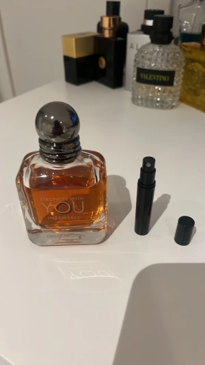 Armani Stronger With You Intensely - God, söt, varm, manlig och härlig vinter doft. Rekommenderar starkt, en av mina favoriter även. Säljer bara 3ml samples av denna.