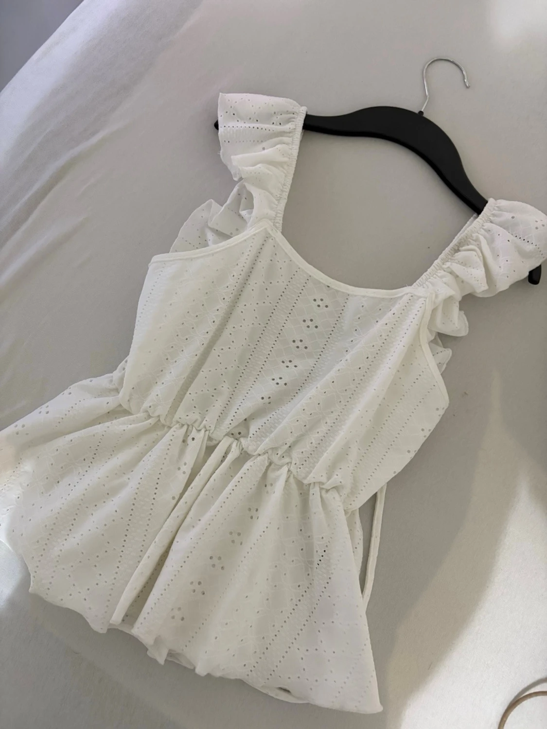 Vit blus med volang och snörning