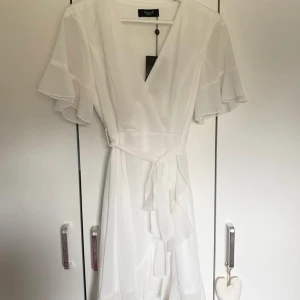 Studentklänning  - Superfin klänning som är perfekt till student! Helt oanvänd, lapp kvar. Storlek XS men passar även S/M 