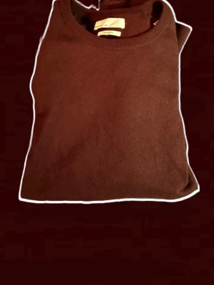 Stickad tröja Massimo Dutti - Skön Massimo dutti tröja. Små tecken på användning på framsidan (bild3). Annat än de så är den i fantastisk form. Pris kan förhandlas