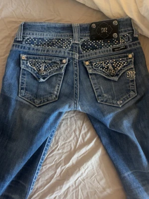 Miss me Jeans - Säljer ett par superfina, helt äkta, Miss Me Jeans. Säljer då dom inte används. Deffekt: ett M saknas och dom är upptrampade, men det går att kapa av dom där nere. Innerbenslängden: 85, midjemått: 37 tvärs över. Pris är fast. 