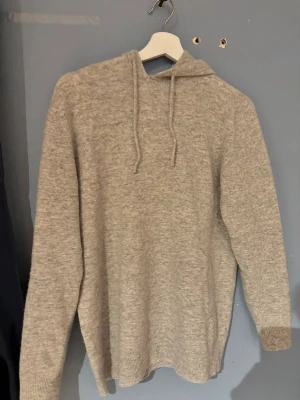Kashmir hoodie  - Grå kashmir hoodie som är i ett väldigt bra skick, inte jättemycket använd, syns inga defekter | Pris: 399 kr men det är diskuterbart så inte fast. Inget märke, den är unbranded | kom privat för minsta lilla fundering
