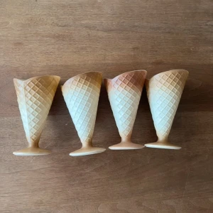 Glassbägare gjorda av glas  - Lyxiga Glassbägare för 79 kr!  Förhöj din glassupplevelse med dessa eleganta glasglassbägare. Tillverkade av högkvalitativt glas, erbjuder dessa bägare en sofistikerad touch till din dessertservering. Designen framhäver din glass, samtidigt som de är bekväma att hålla i. Perfekt för alla tillfällen, från vardagliga njutningar till speciella festligheter. Ge dina glassstunder en extra touch av lyx. Köp dina glassbägare idag!